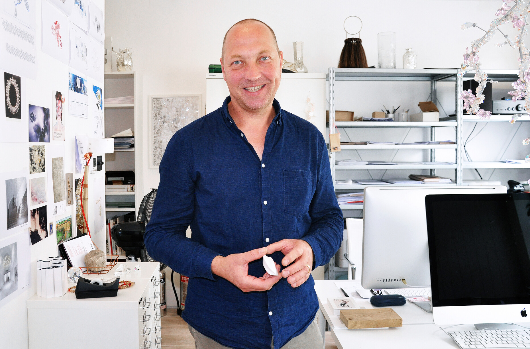 In order to understand and further develop the possibilities of a organic form of crystal glass, Tord Boontje initially produced oval models made of clay.