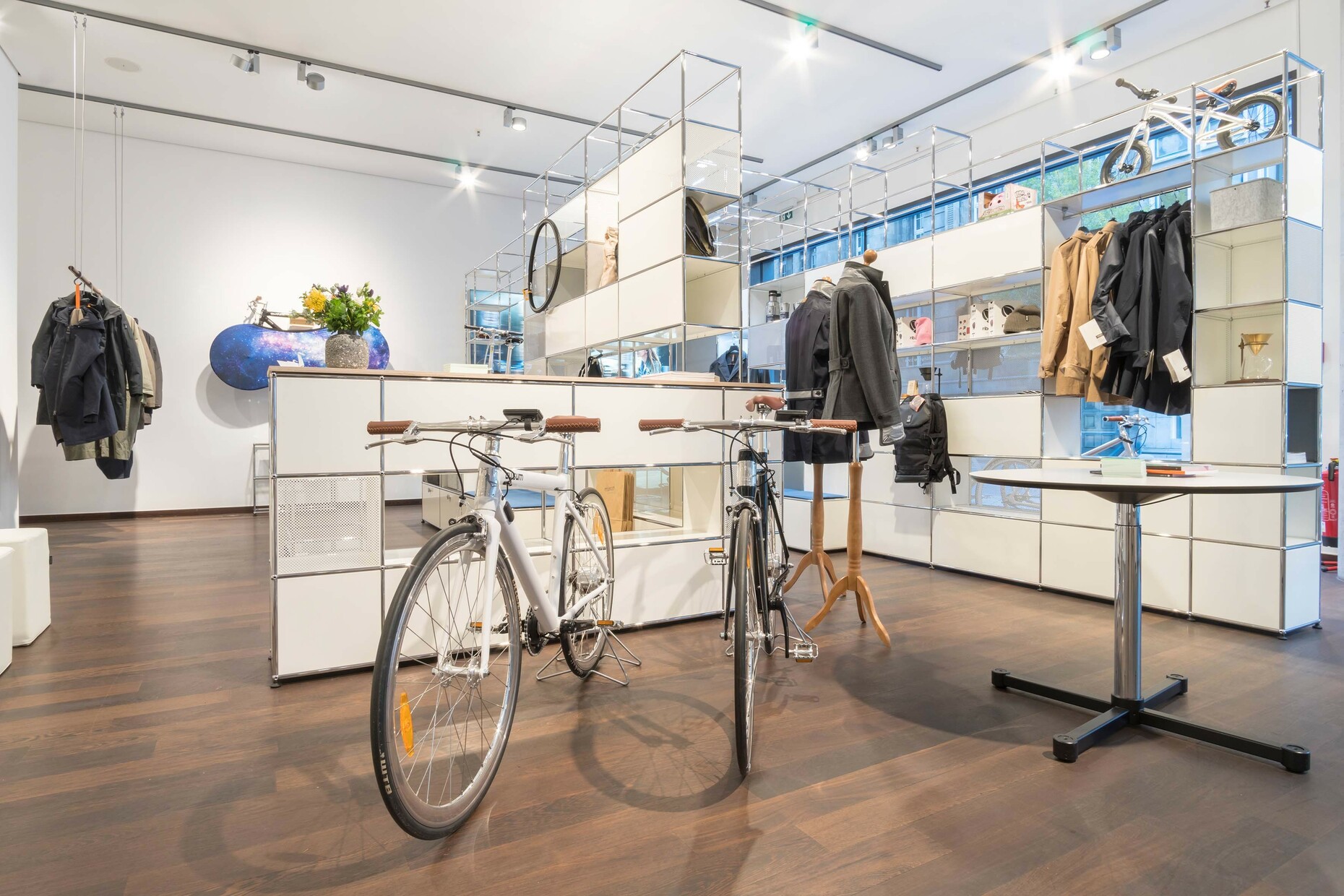 Fahrräder und Zubehör zeigt die Fahrradmanufaktur AWSUM im Düsseldorfer USM Showroom.