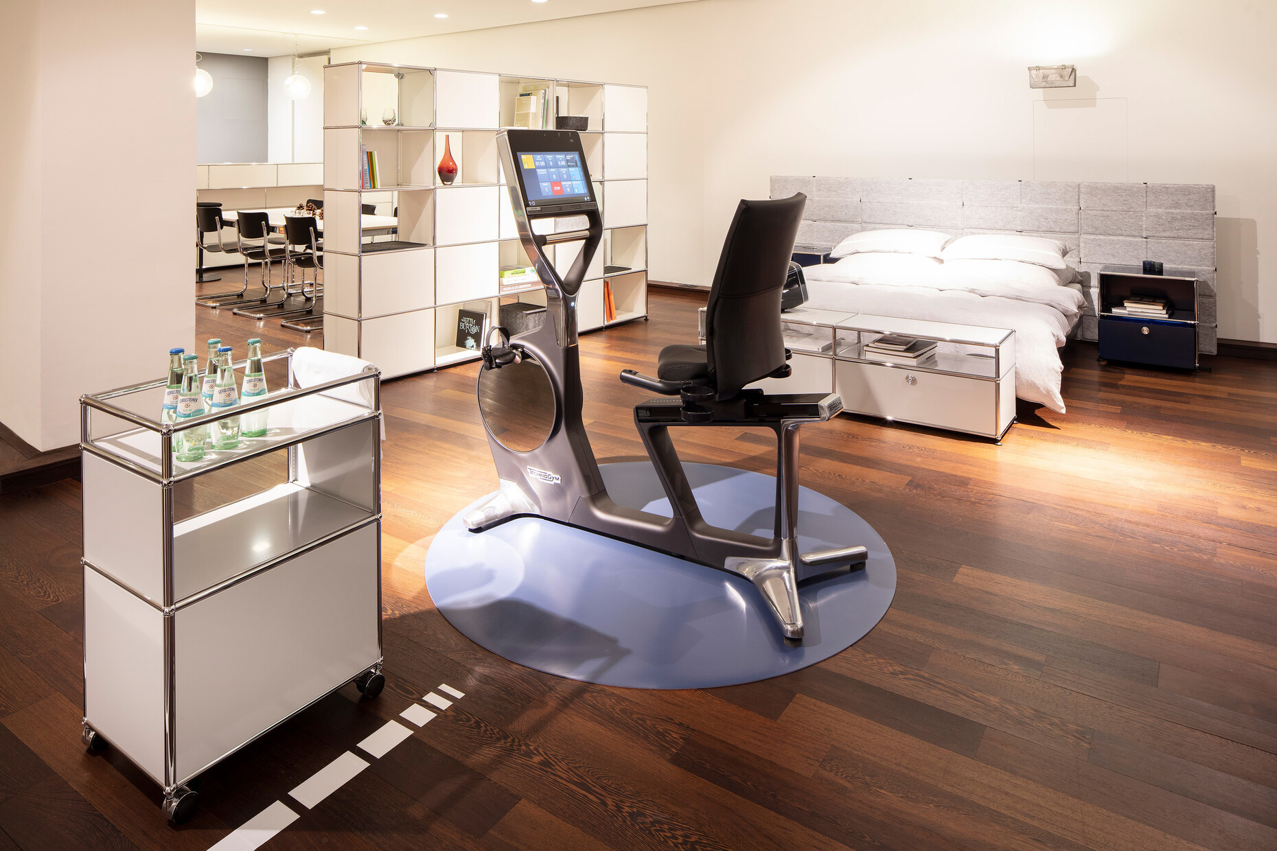 Die Fitnessgeräte von Technogym im USM Showroom Hamburg.