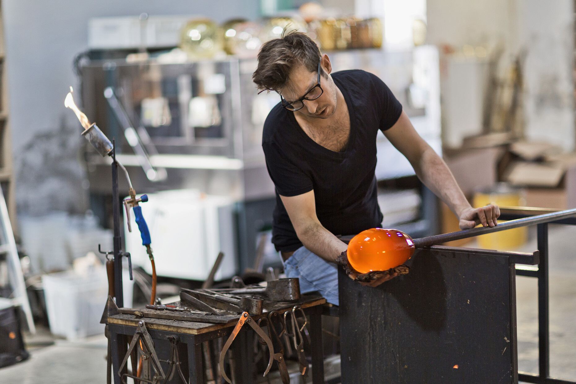 Robert Comploj hat im Wiener Bezirk Neubau mit der Glashütte Comploj einen Ort geschaffen an dem Glaskunst erlebbar wird.