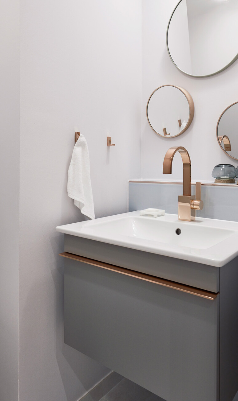 Der Waschtisch aus der Kollektion "Venticello" setzt mit kupferfarbener Dekorleiste eine Verbindung zur passenden Armatur.