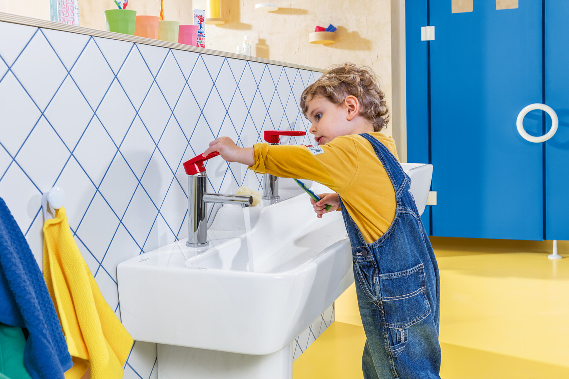 In the way of faucets “O.novo Kids” offers a single-lever mixer with scald protection which allows small users to set water pressure and temperature easily and by themselves.