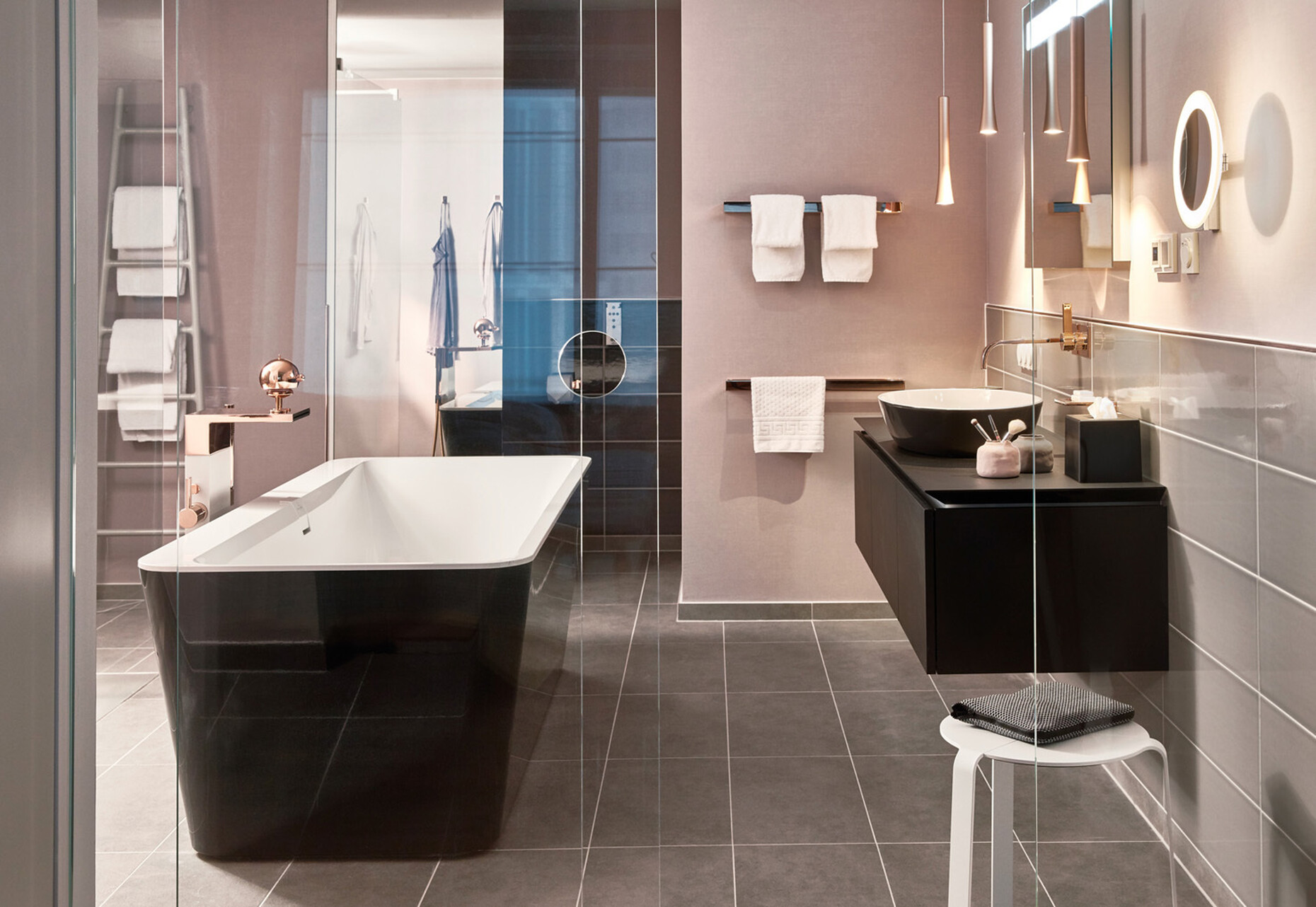 Den Mittelpunkt des Badezimmers markiert die freistehende Quaryl-Badewanne "Squaro Edge 12".