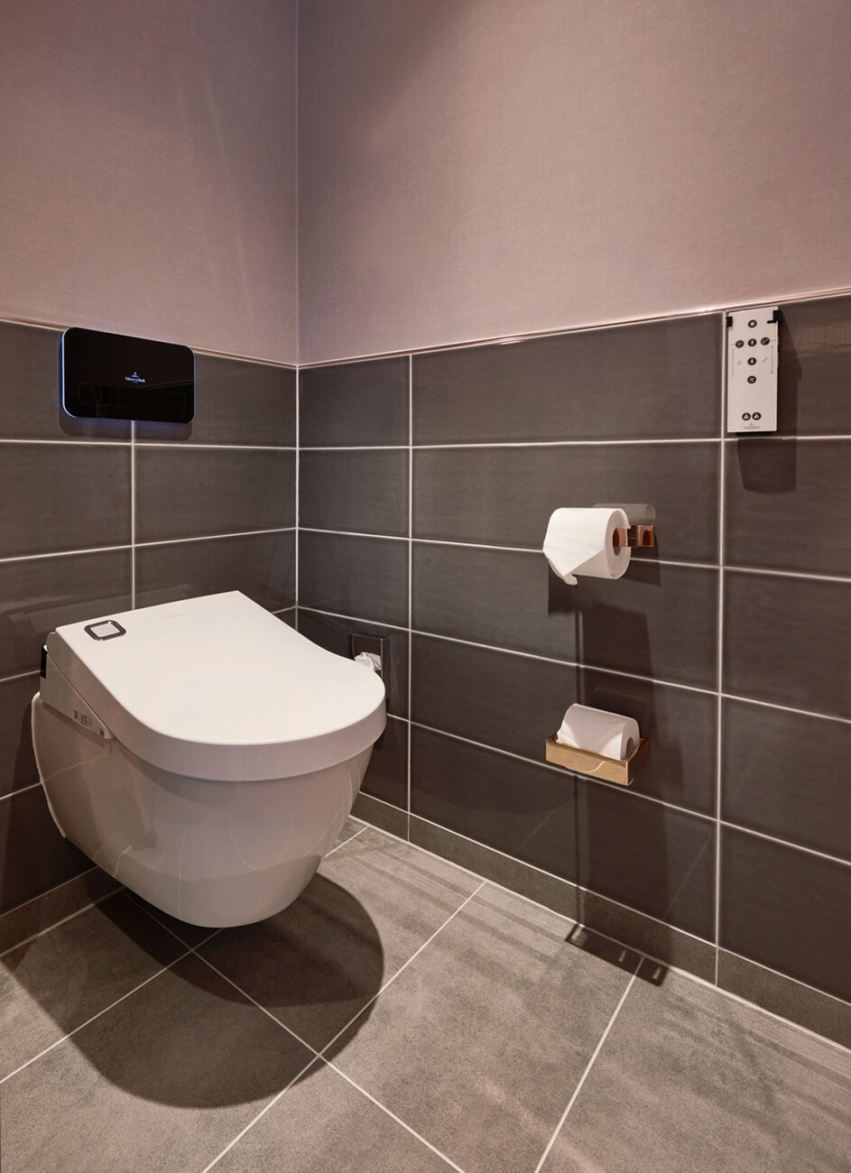 Wandfliesen in den Grautönen "Basalt" und "Smoke" aus der Villeroy&Boch-Serie "Creative System 4.0" hat man mit Feinsteinzeug-Bodenfliesen kombiniert.