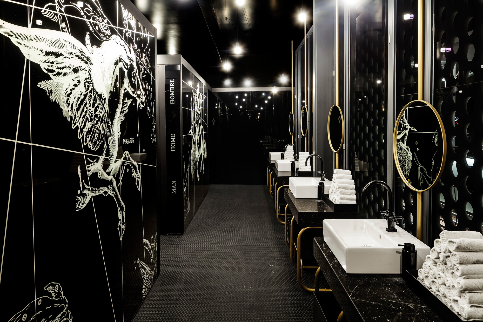 As in the deep sea, the bathroom room is a strong contrast: elegance in black and white, flanked by mythological figures, such as the winged horse "Pegasus".