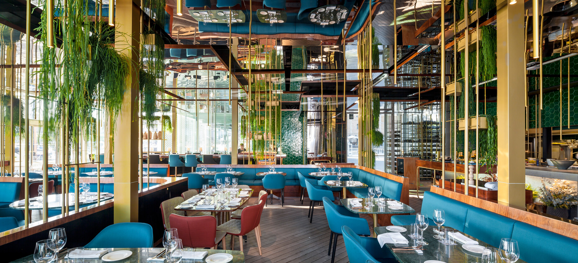 Shimmering and reflective surfaces in blue and green as well as metallic structures: The design of the "One Ocean Club" in Barcelona is inspired by its maritime environment.