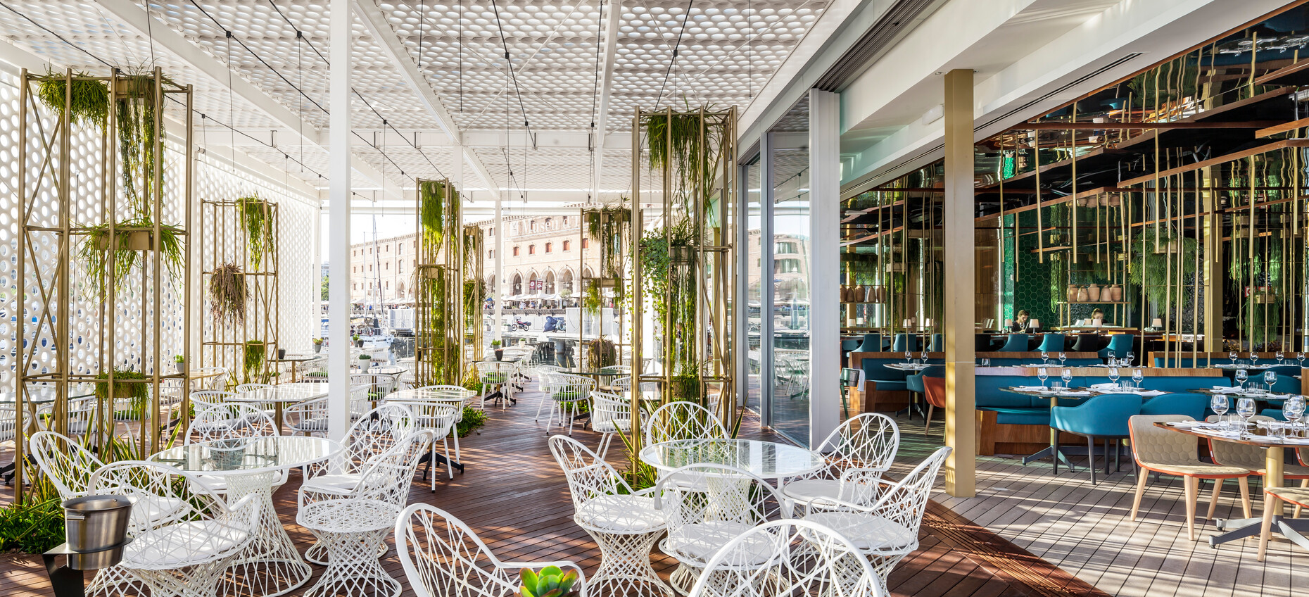 In addition to the cozy atmosphere, the club with its restaurant and bar also offers a bright, gently screened outdoor area. The maritime theme is taken up here with white looms and wooden planks.