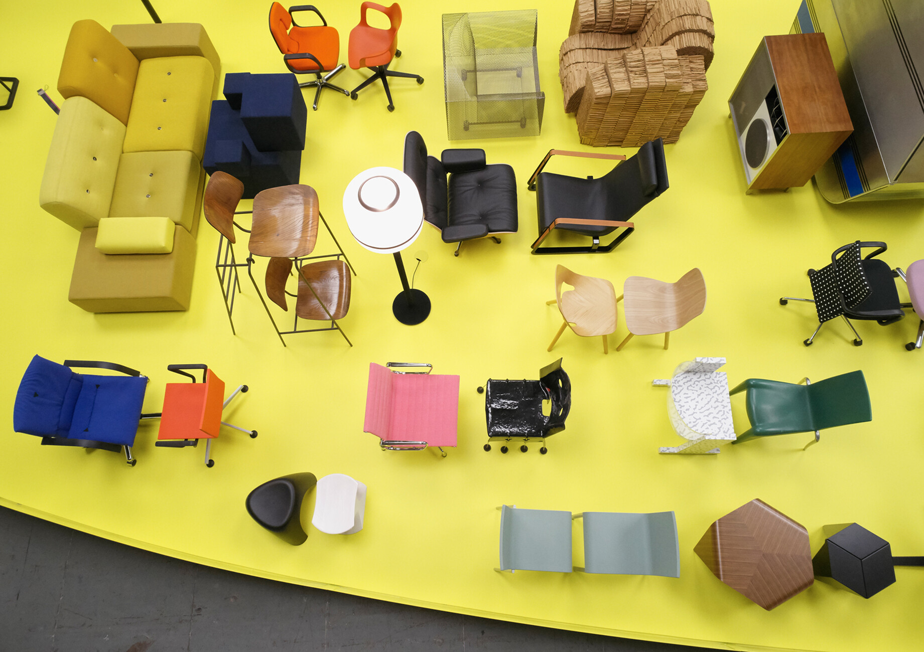 Zwiegespräch unter Möbeln: Stadler sortiert das Vitra-Sortiment als soziale Wesen mit Charakter, Attitüden und Spleens.