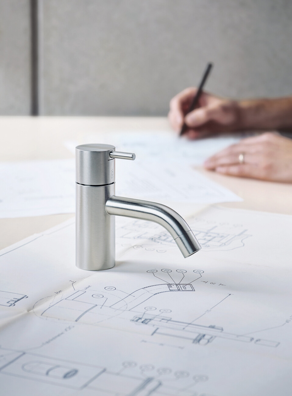 Streamlined design, high-quality material and elegant proportions - moreover the "HV1" faucet reduces water consumption to five liters a minute.