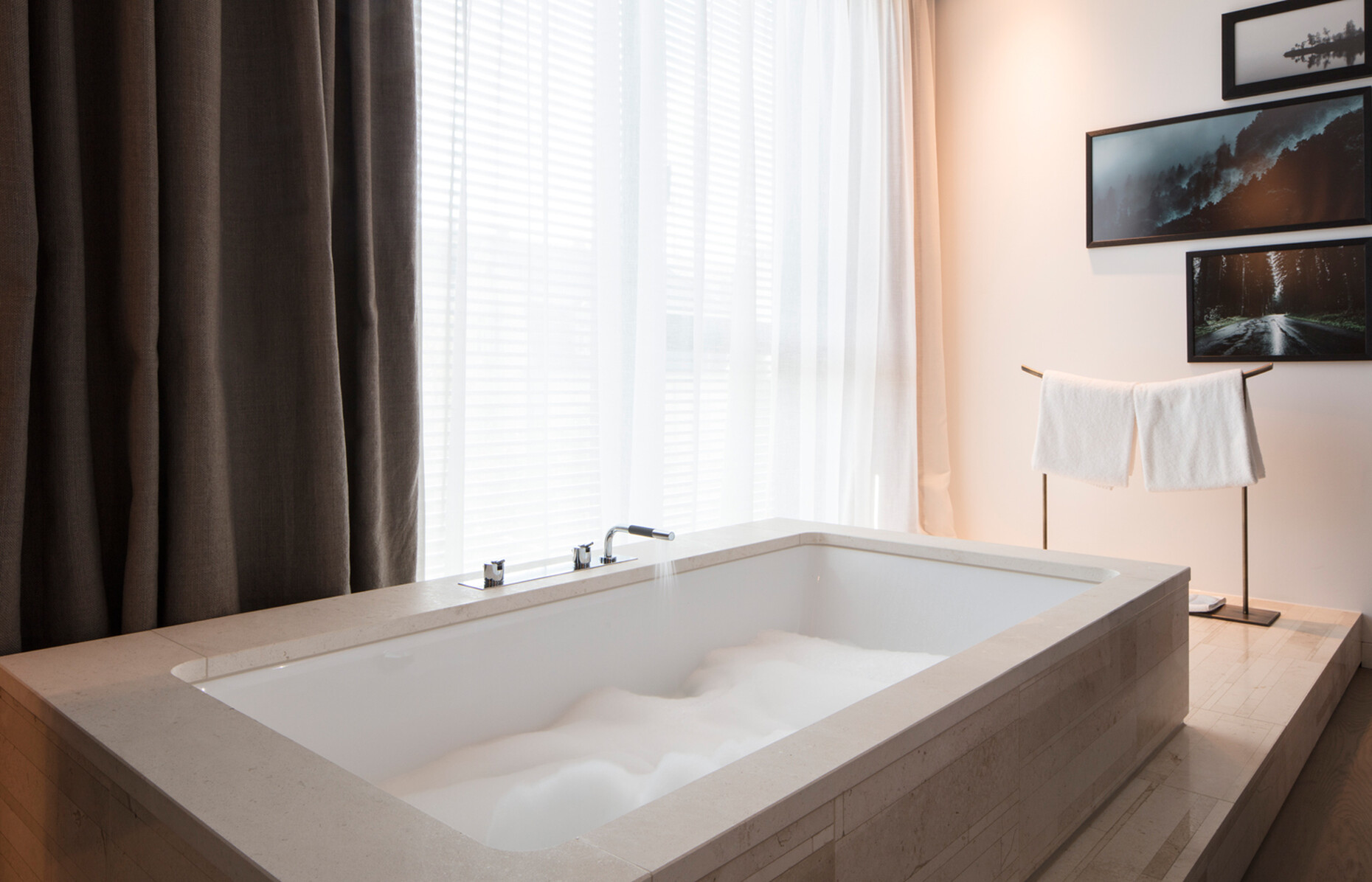 Für die großzügigen Badezimmer im Hotel Roomers in Baden-Baden wurden Armaturen von Vola eingesetzt.