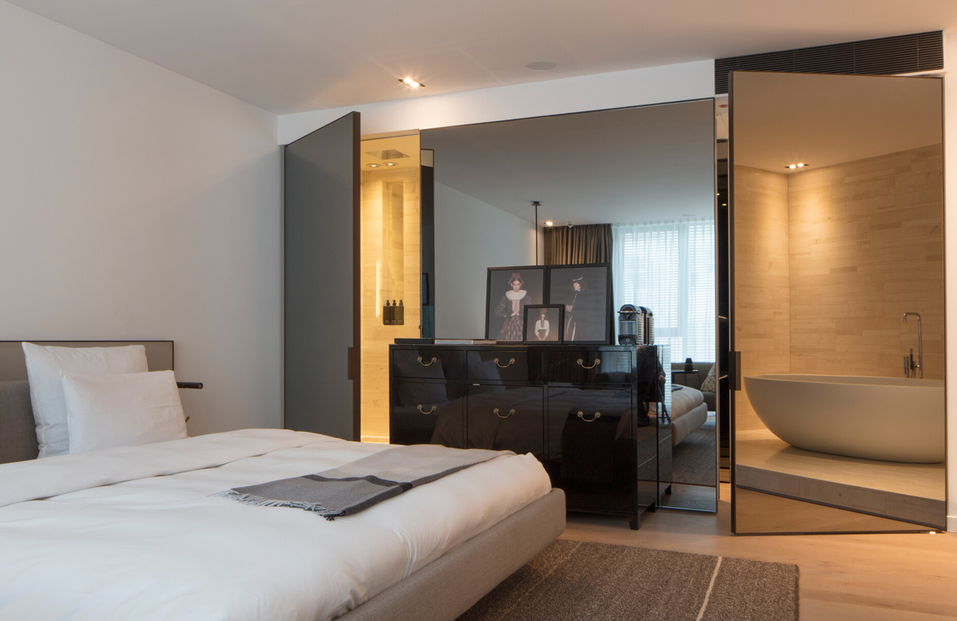 130 ebenso komfortable wie puristisch gestaltete Zimmer und Suiten stehen den Gästen zur Verfügung.