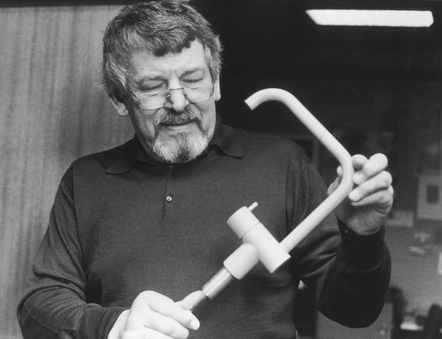 A good feel for design: company founder Verner Overgaard with a prototype of the "KV1" faucet by Arne Jacobsen.