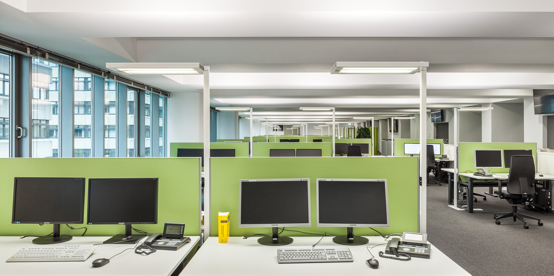 Balanced: The light color and brightness of the LED floor lamps match the actual time of day.