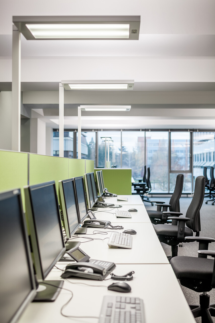 With a closed luminaire head and light-enhancing CDP microprisms, the luminaire emits glare-free light suitable for desk work.