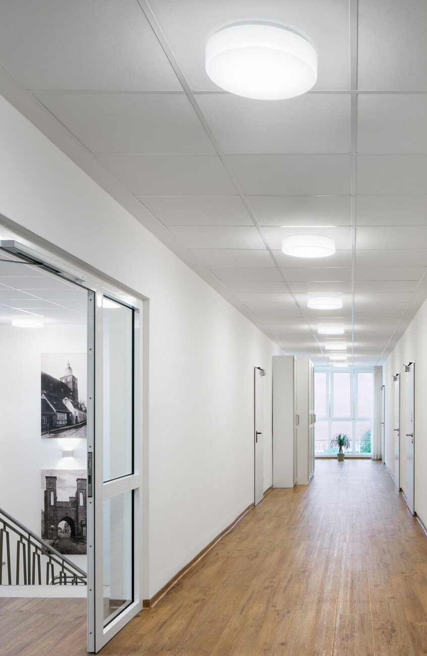The ceiling luminaire “Oblo” was installed to provide ideal lighting in the corridors.
