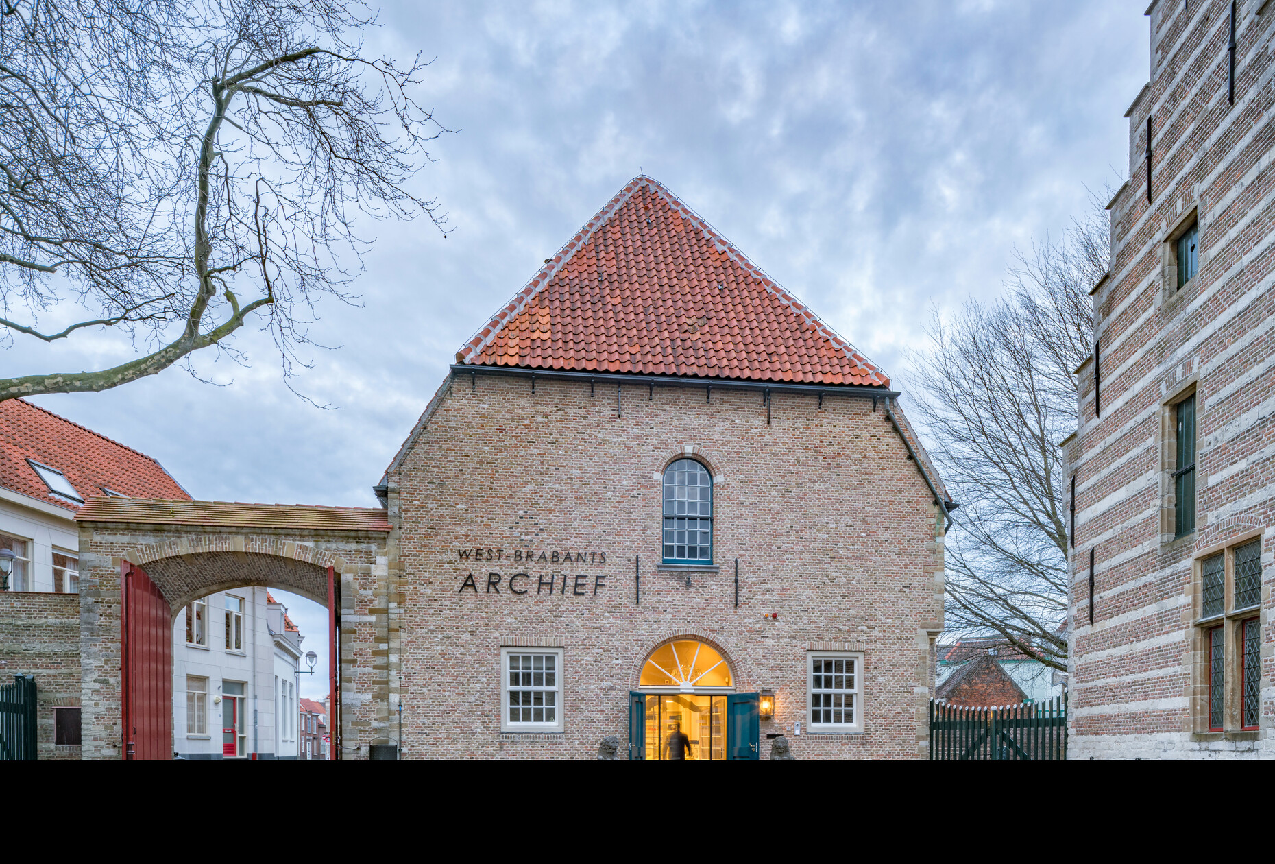 The door communication system ensures convenient security, since the Gira “Door Station Video AP” with its integrated color camera leaves nothing hidden.