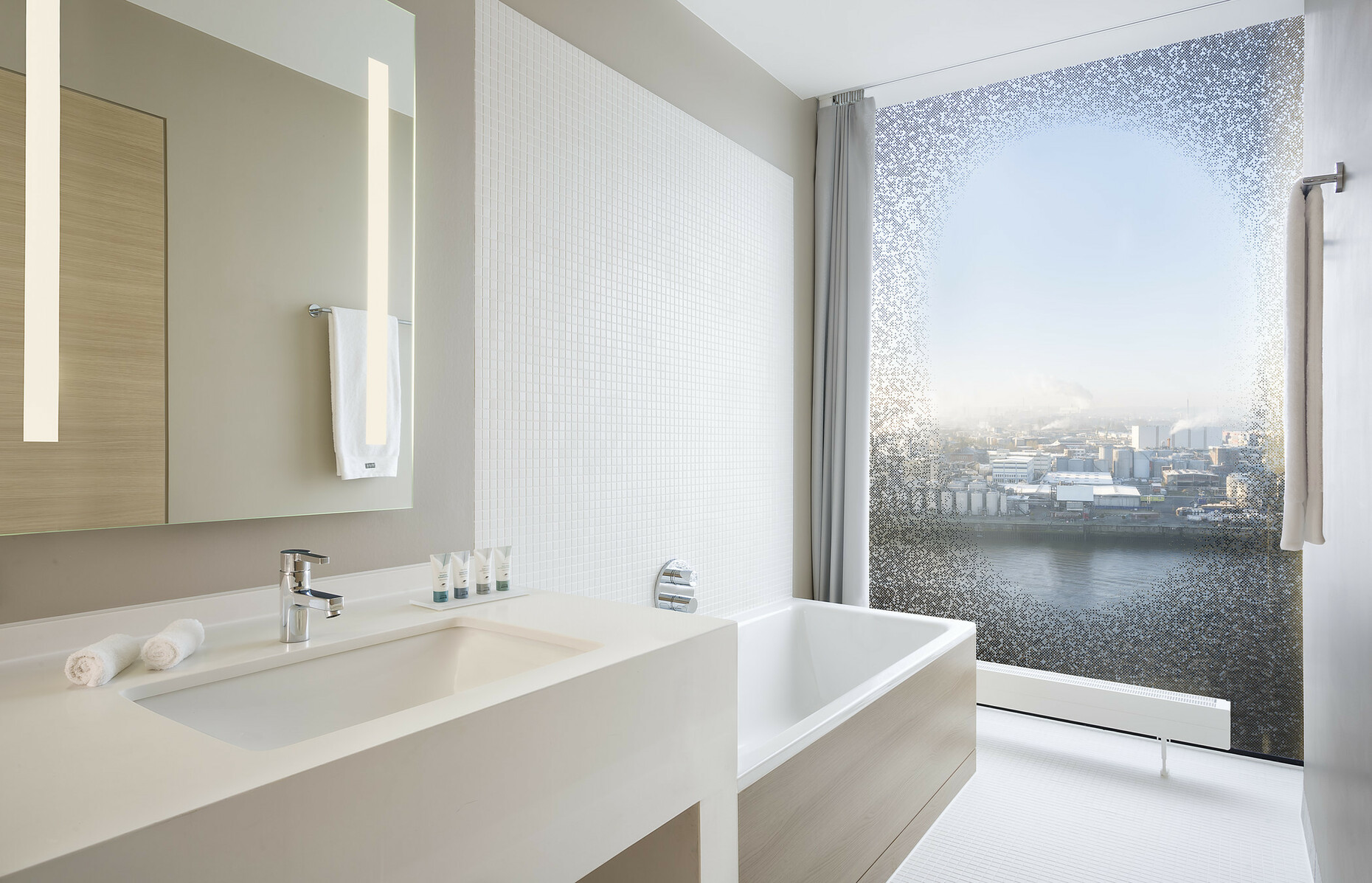 Flexibel: Die elegant geformten Badewannen der "Architectura"-Kollektion von Villeroy&Boch bieten passende Modelle für jede Raumsituation.