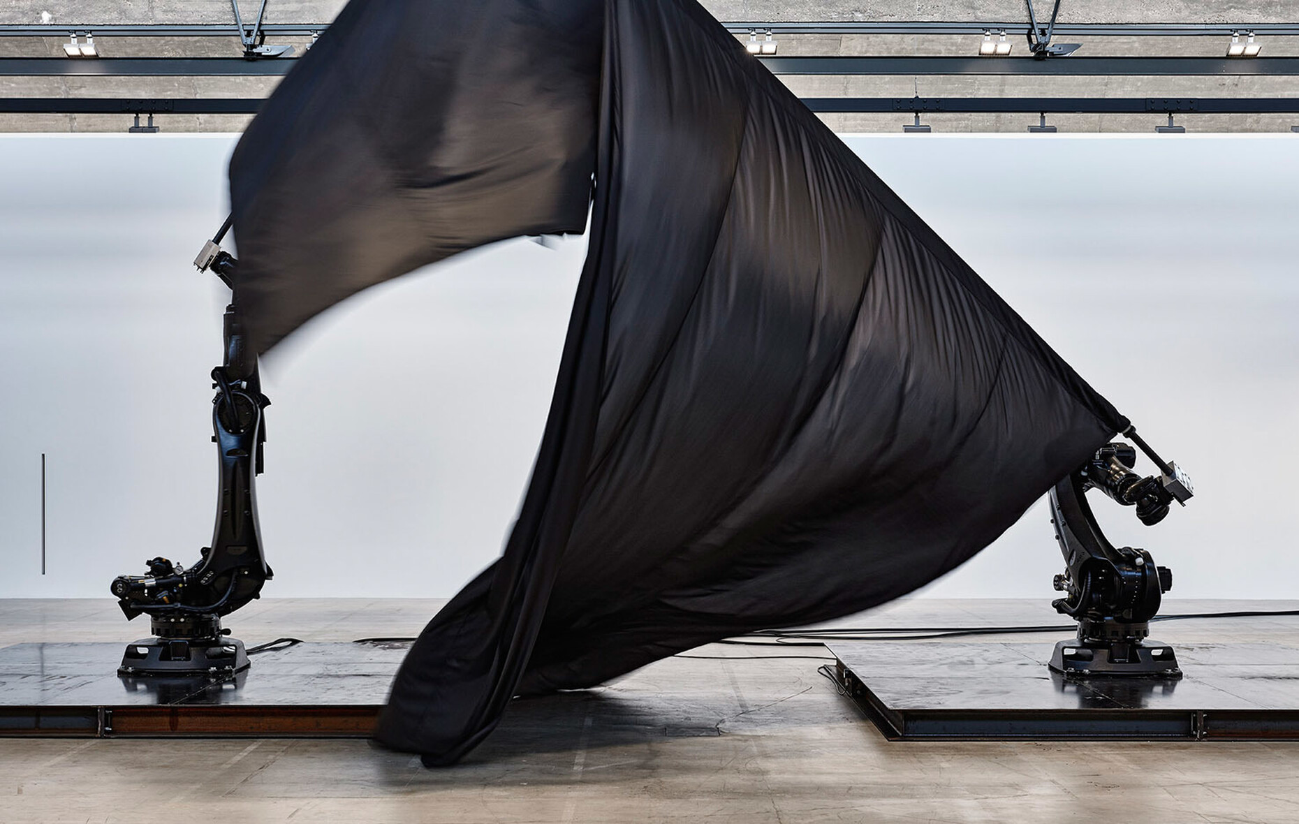 In his installations, films and interactive sculptures Willliam Forsythe transposes the organized movement of choreography into fine art.