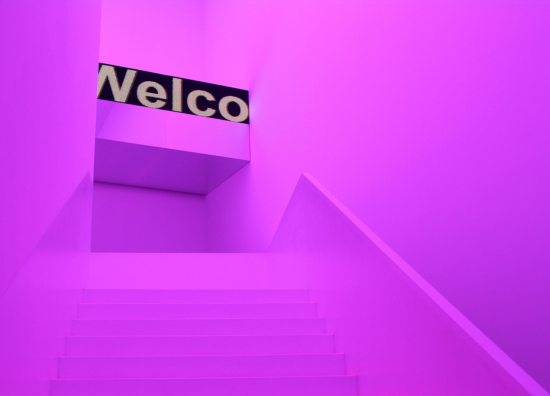 In the staircase to Zumtobel's lighting forum, a light installation by the American artist James Turrell challenges visitors' perception.