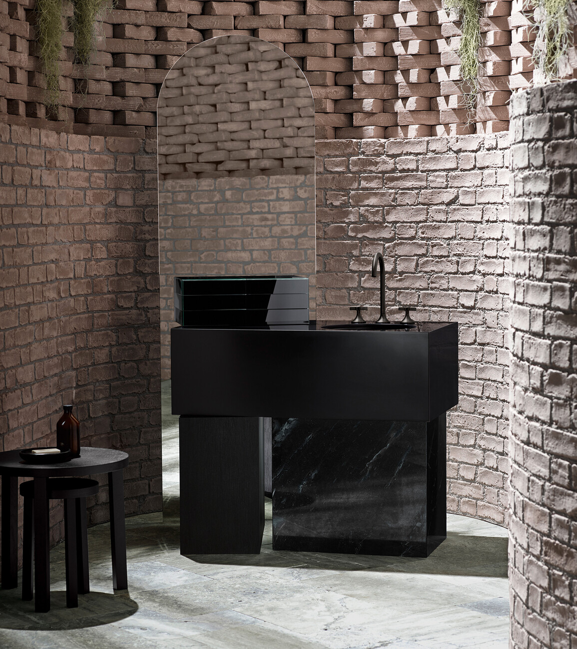 Unterstützt wird die archaische wie kontemplative Atmosphäre in de Cárdenas Raumkonzept von der glatten Oberfläche des schweren, monolithischen Waschtisches.