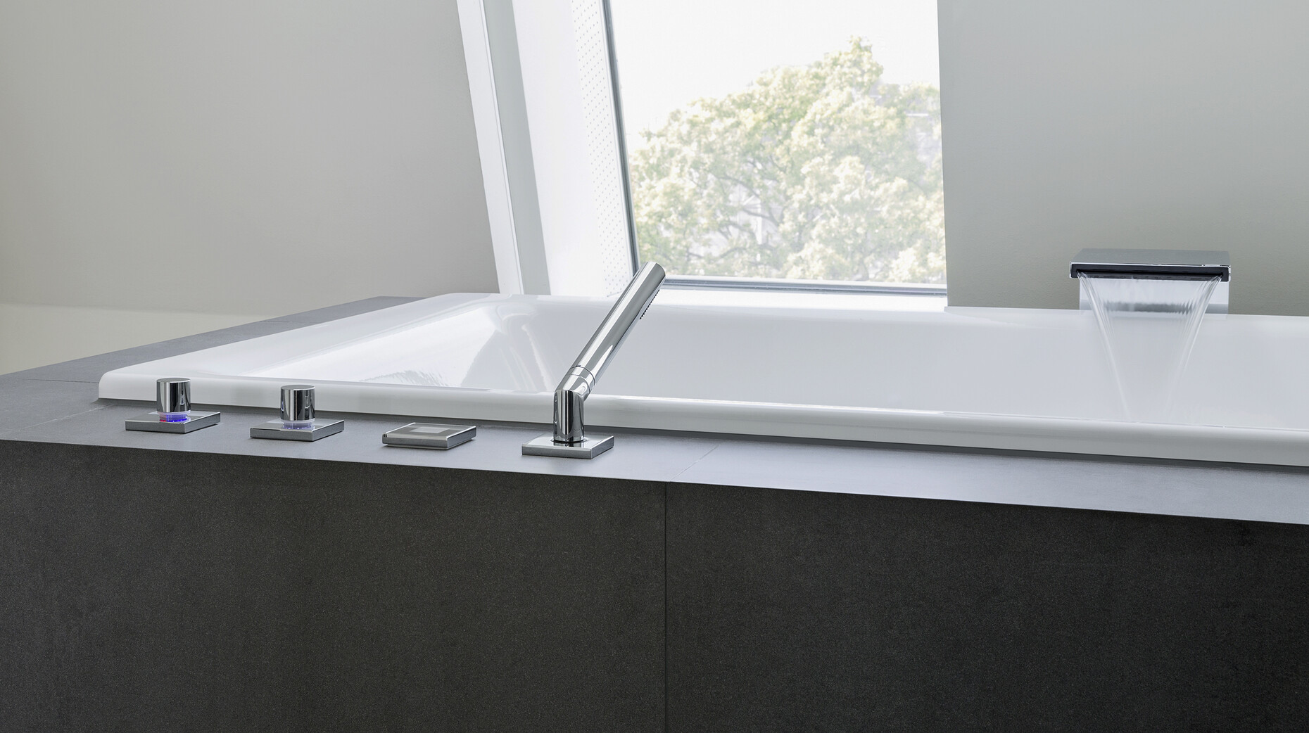 Automatische Wannenbefüllung in gewünschter Temperatur und Füllhöhe einfach per Knopfdruck oder auch App.