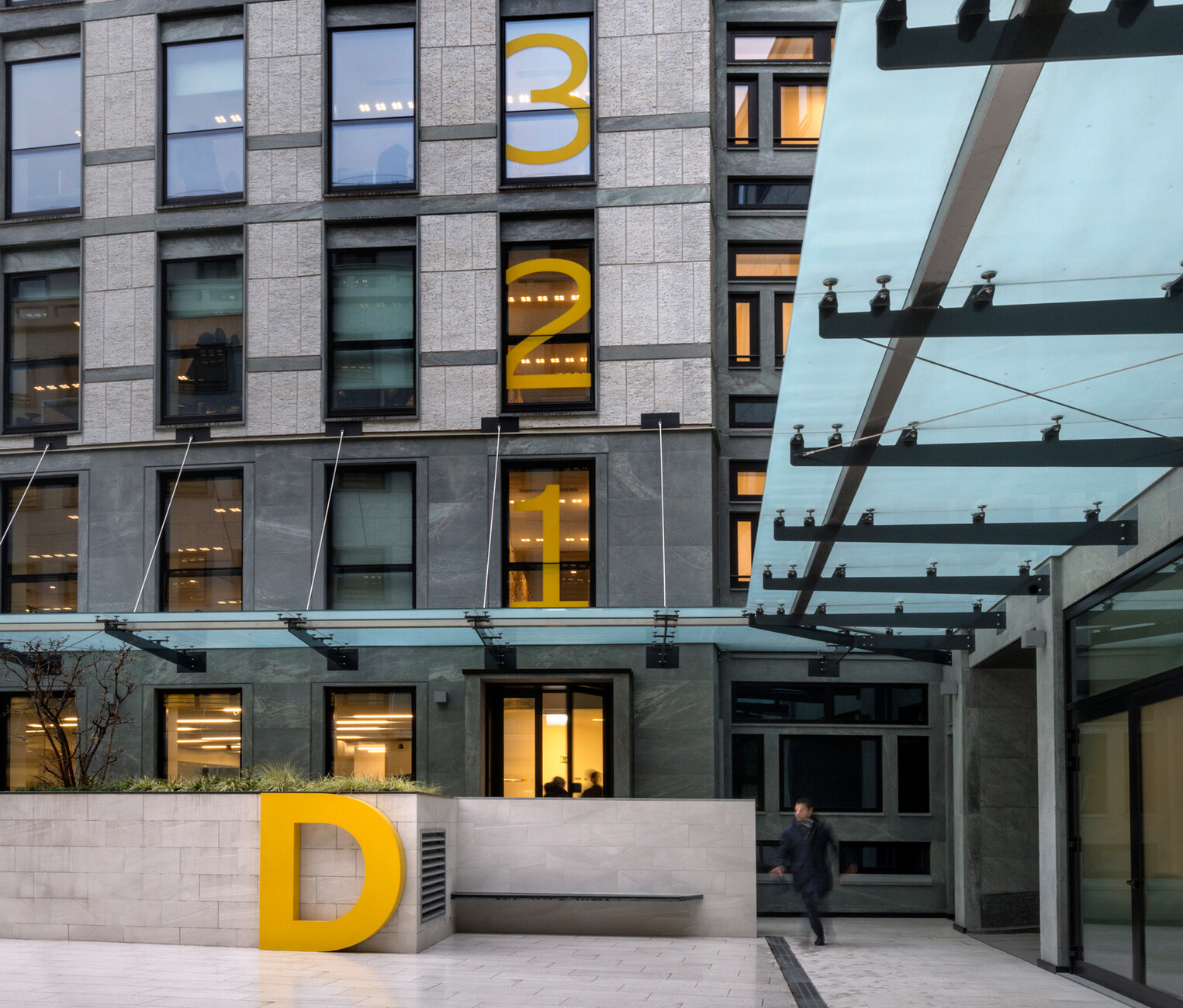 Arper hat in der Mailänder Altstadt ein neunstöckiges Gebäude mit Büromöbeln ausgestattet.