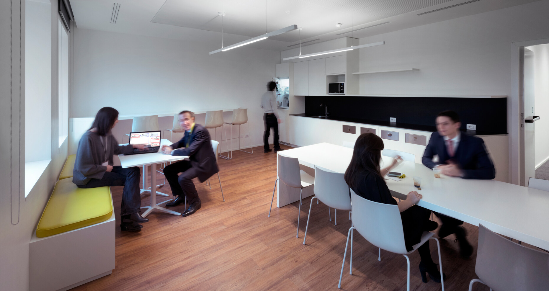 Auf der Basis von Mitarbeiterinterviews wurden die gut 18.000 Quadratmeter als überwiegend freie Arbeitsflächen geplant.