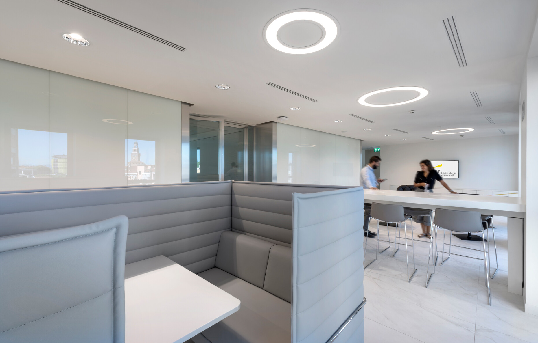 Für Meetings sowie Aufgaben, die hohe Konzentration benötigen, werden zusätzlich flexible Rückzugsinseln mit abgeschirmten Polstermöbeln angeboten.