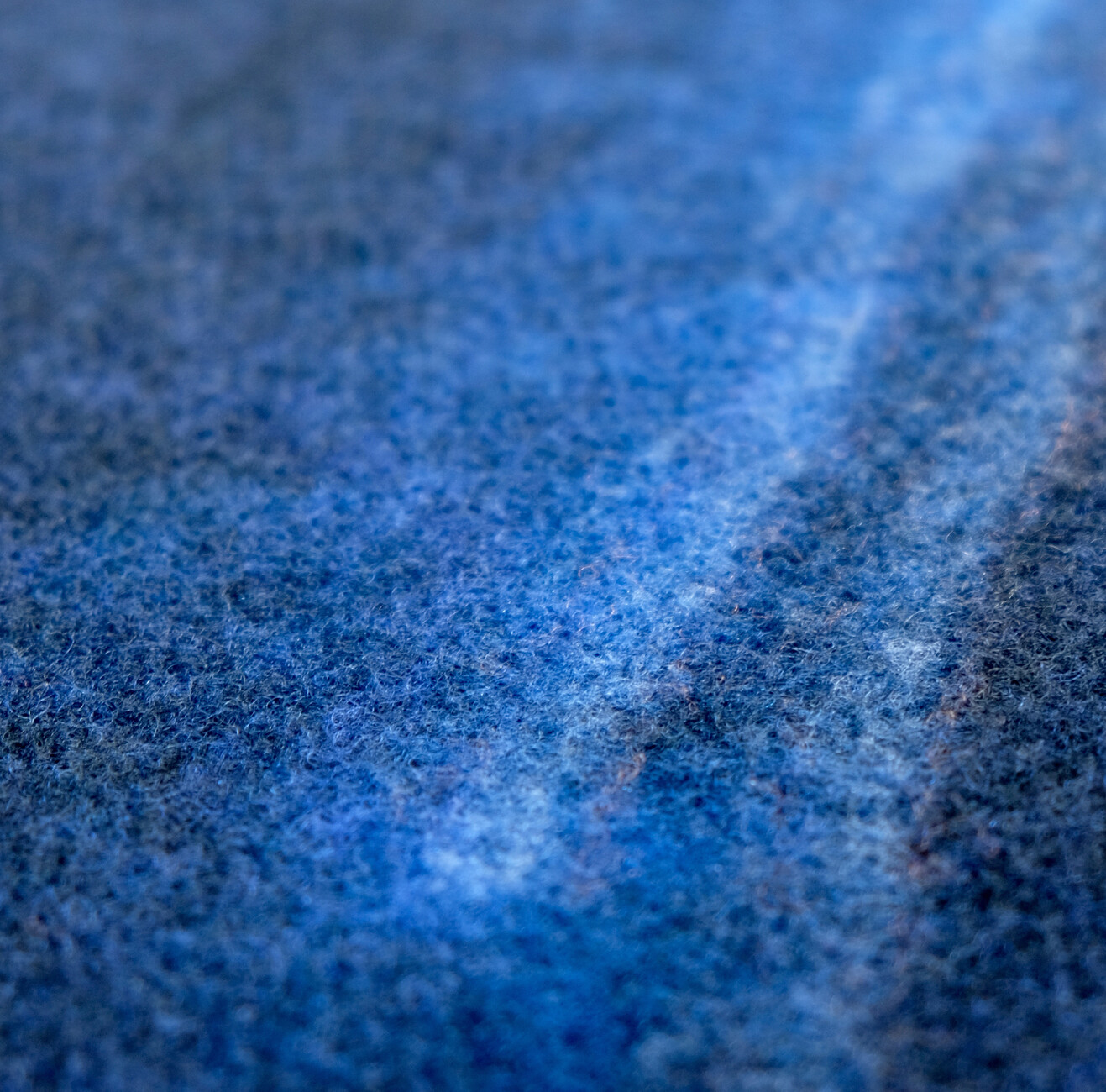 Die Vorderseite ist dank der Schurwolle sehr weich und erinnert in Struktur und Optik an ein kurzhaariges Tierfell.