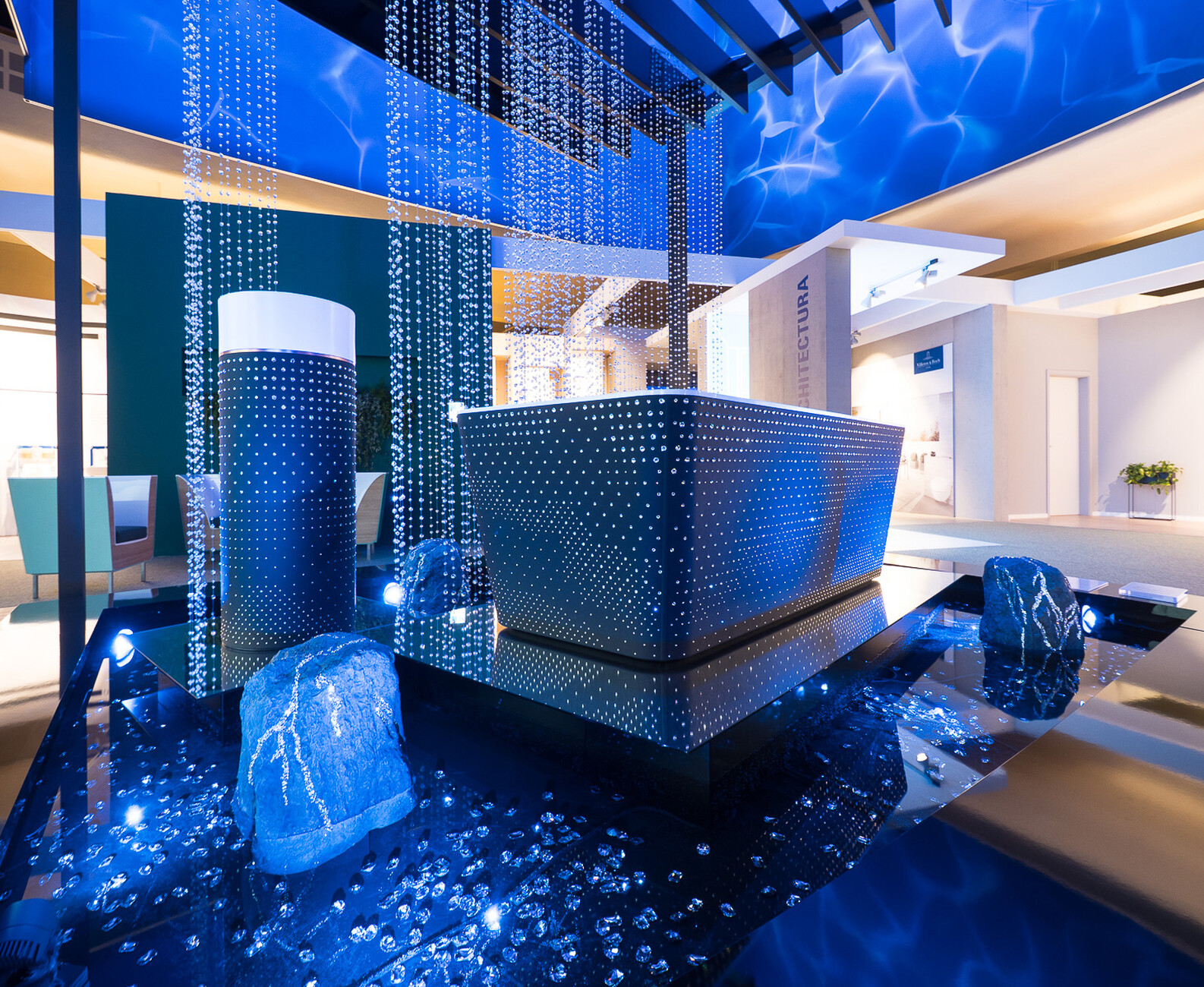 Luxus im Bad: Der chinesische Designer Steve Leung lässt für Villeroy&Boch die Badkeramik mit Swarovski-Kristallen verführerisch funkeln.