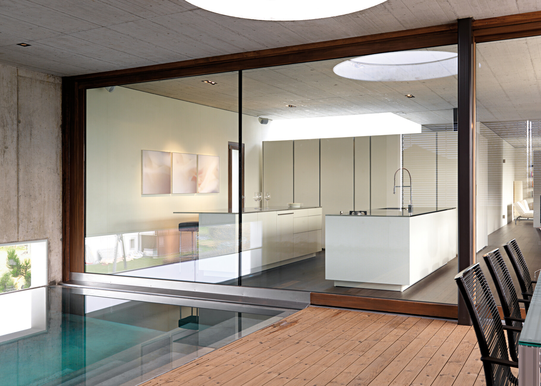 Freie Sicht: Große Fensterflächen und Glasschiebetüren lassen Wohnbereich und Außenbereich miteinander verschmelzen.