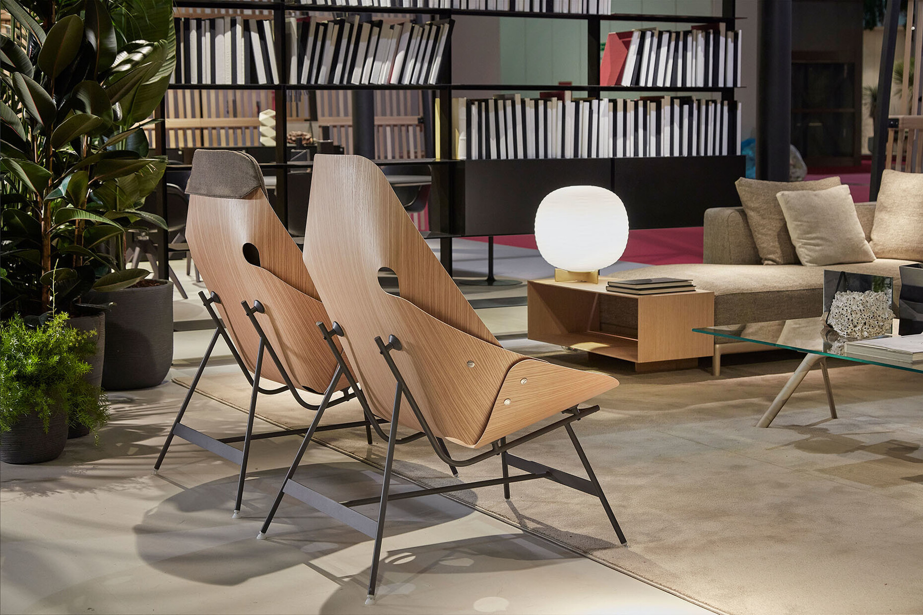 Die Sitzschale des Sessels "Time" von Alfredo Häberli für Alias ist aus papierdünnen Schichtholz zusammengeheftet.