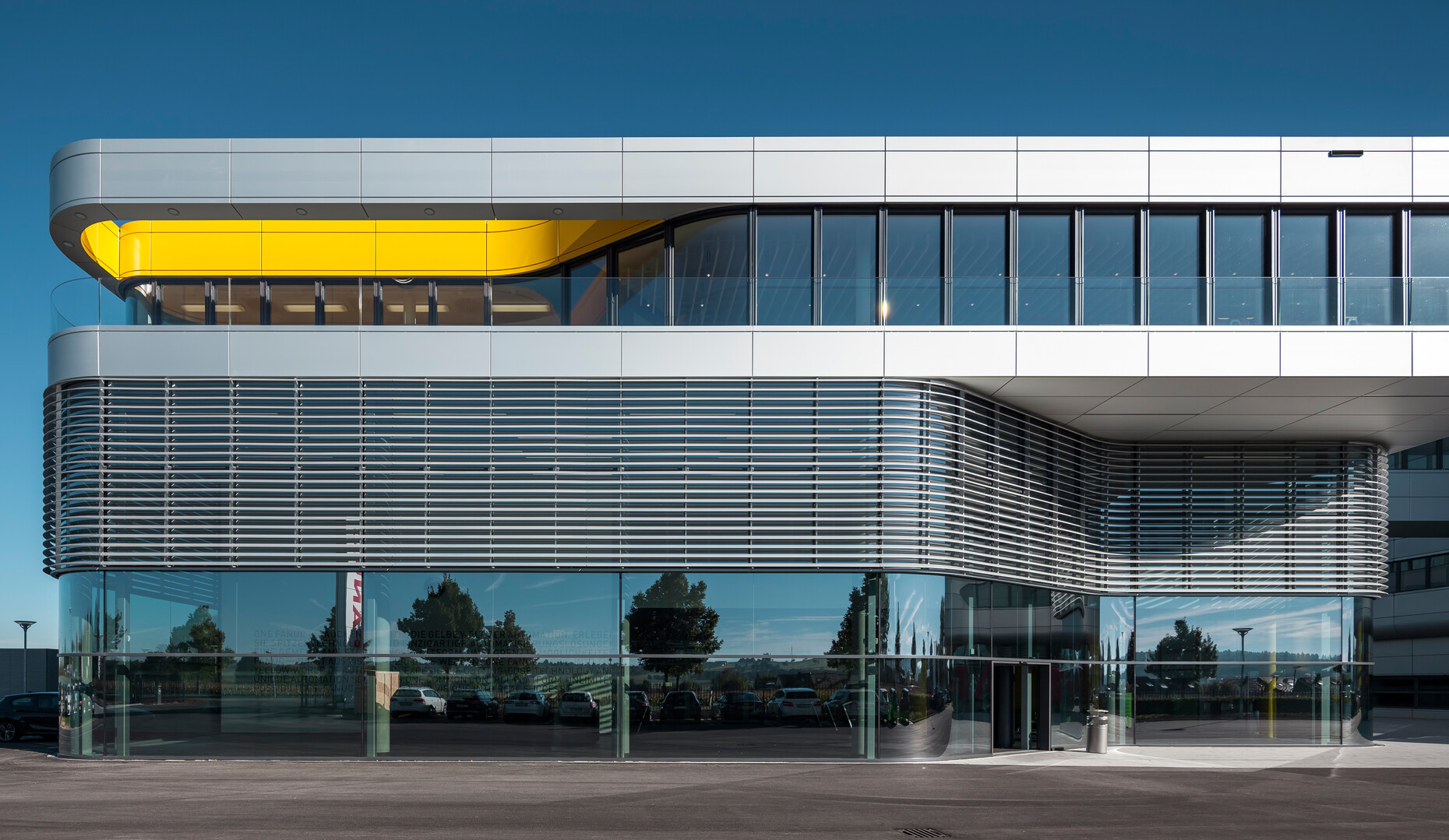 For the north and south façade they chose 19 louvers each by Colt International that follow the flow of the glass façade.