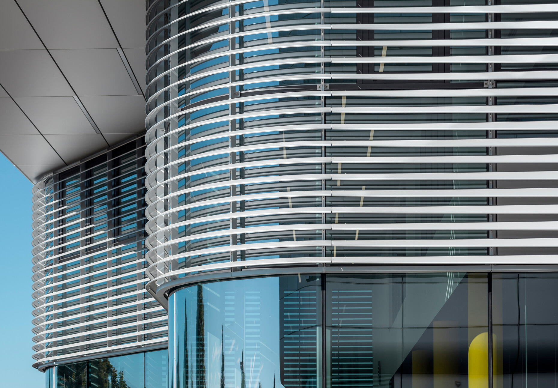 Harmonious colors and improved cladding resilience is guaranteed by giving the surface an anodized coat.