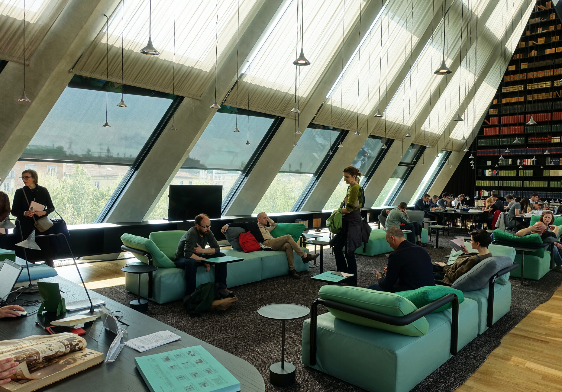 Konstantin Grcic has now also discovered the great pillow: his "soft props" for Cassina leave a wide range of configurations in the reader room of the Fondazione Giangiacomo Feltrinelli in Milan.