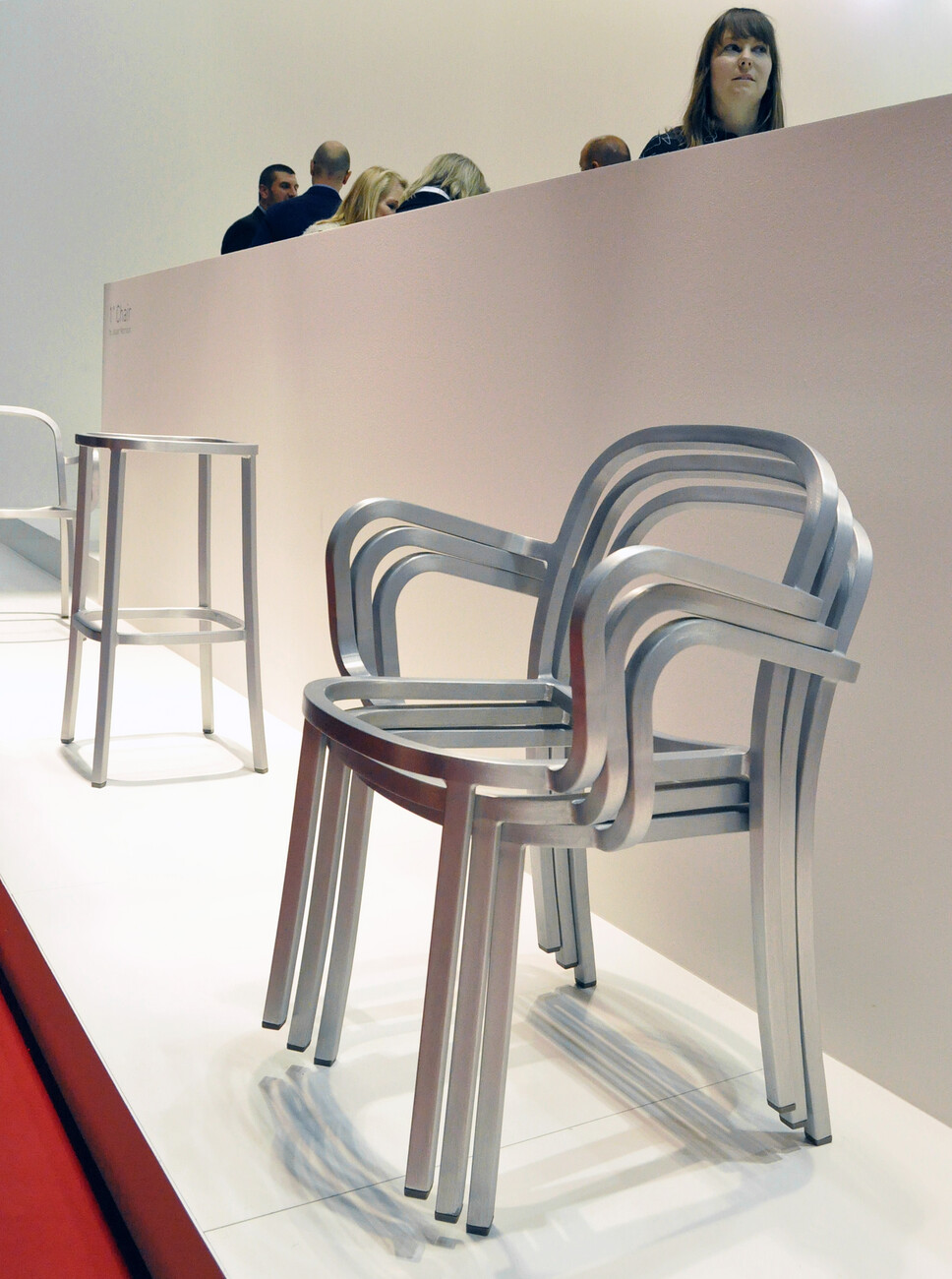 Jasper Morrison formte für Emeco "1 inch" aus recyceltem, rechteckigen Aluminiumrohr, dessen Breite der Namensgeber für die gesamte Kollektion wurde.