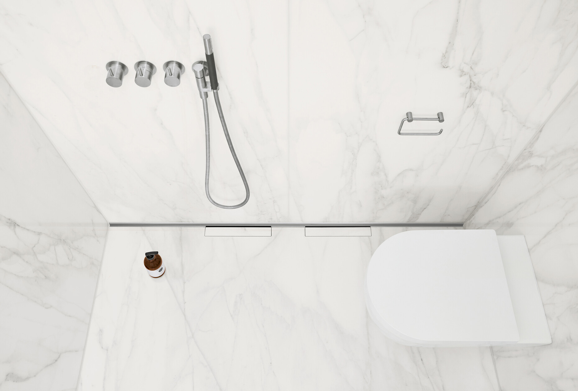 Due to a very slight slope in the floor the water runs into the drain, where the milled channel sends it into the two drainage openings in the CeraWall Individual Duo.