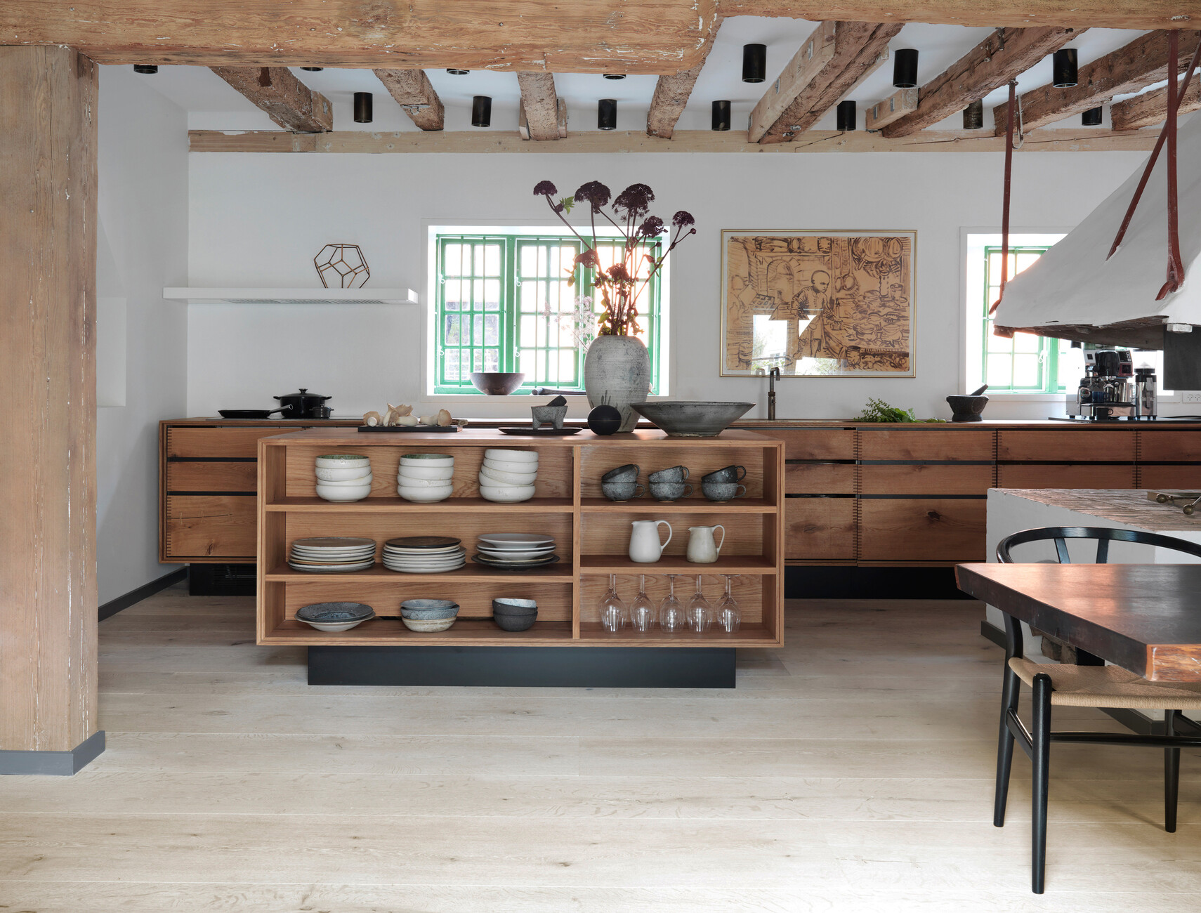 Wood is the main material in the house - to preserve the harmonious overall picture even the kitchen cabinets were custom-made from solid wood.