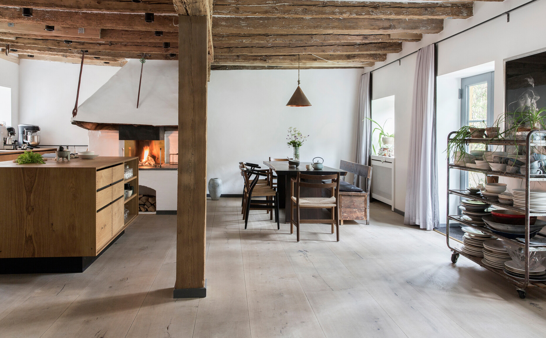 The 30-millimeter-thick HeartOak planks ensure a pleasant ambient climate in the long term.