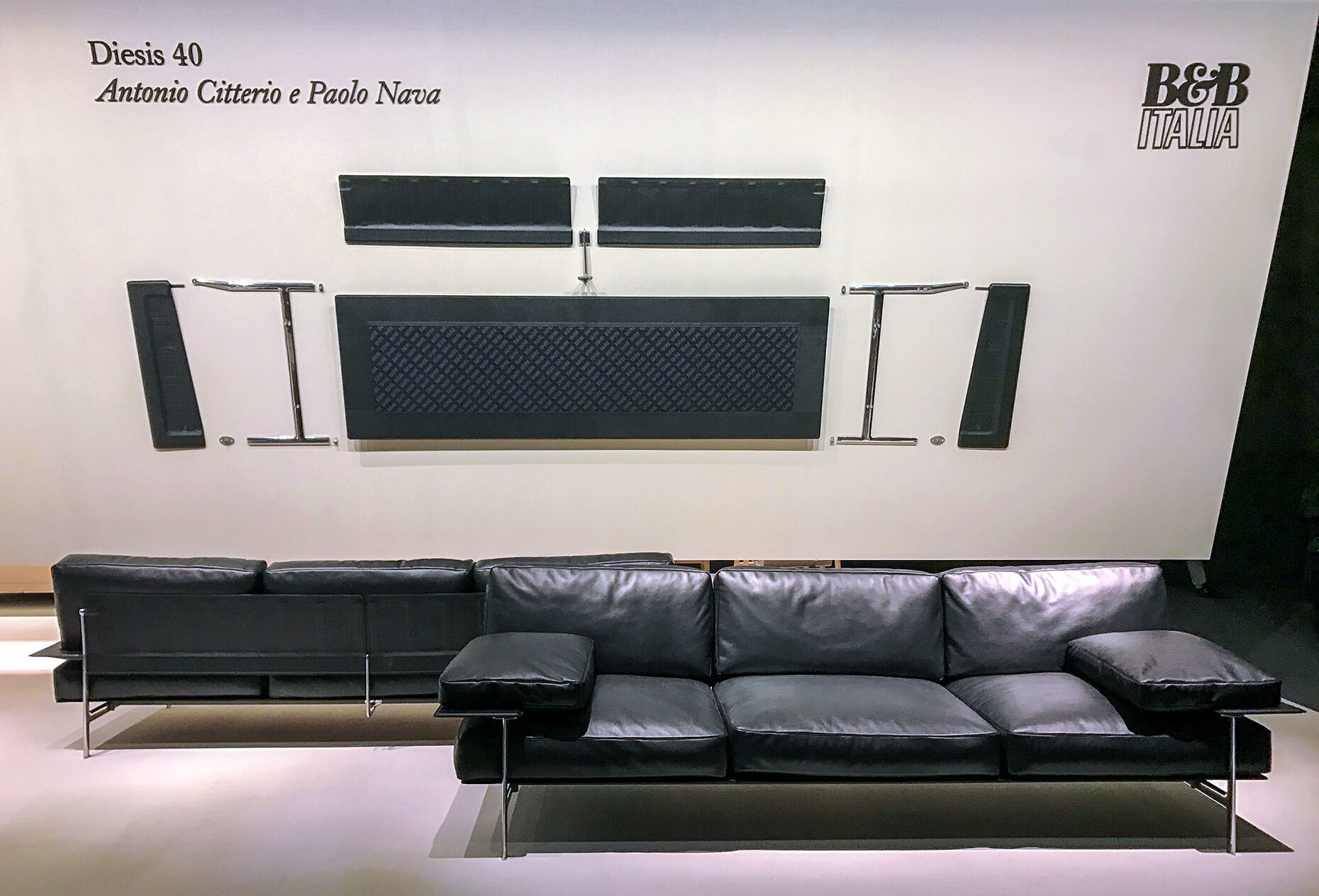 Zum 40. Geburtstag frischt B&B Italia das Sofa "Diesis" von Antonio Citerio und Paolo Nava auf.