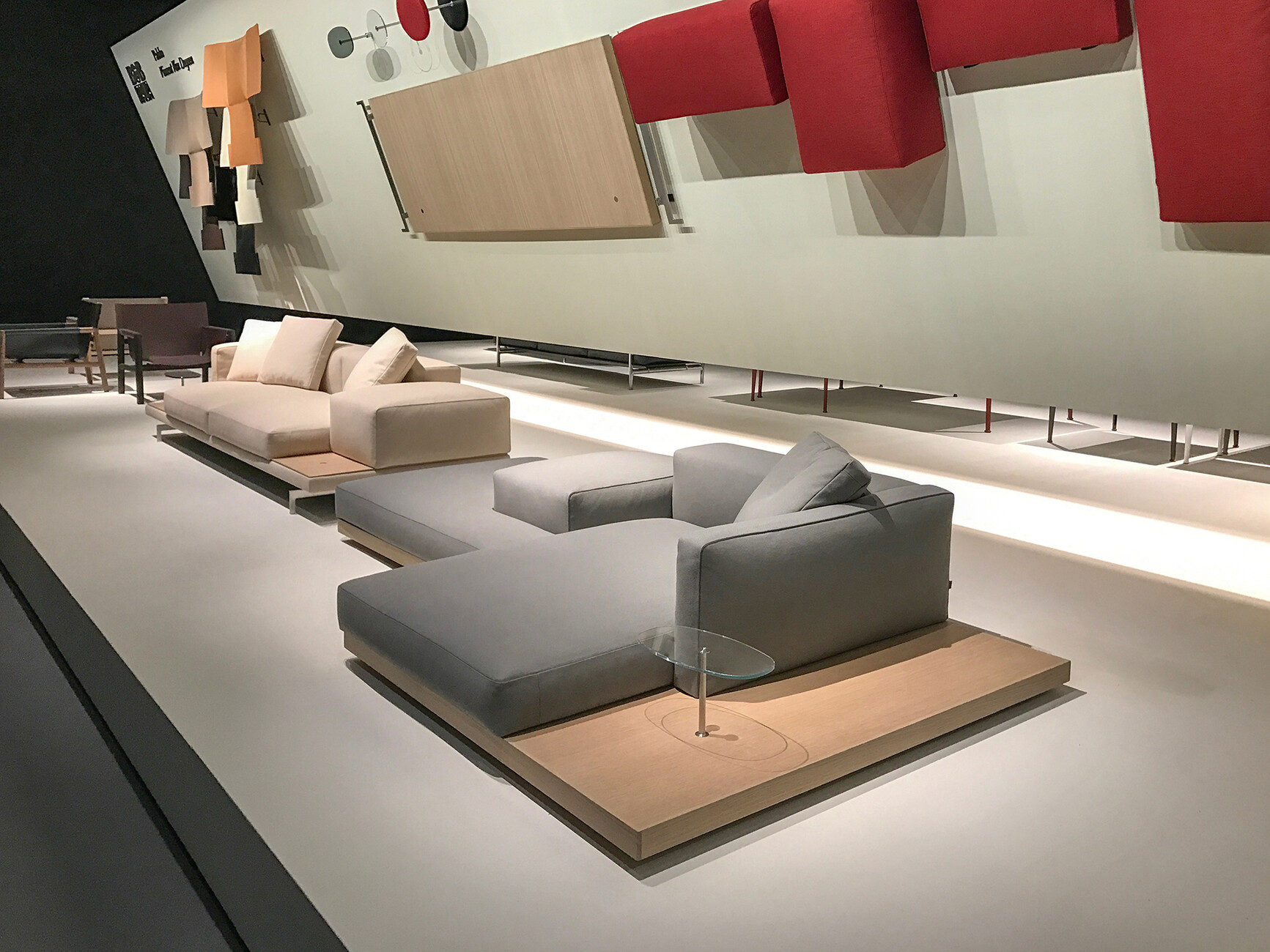 Der frei zugängliche Teil des B&B Italia-Standes zeigte die Neuheiten des Herstellers am Stück und in Einzelteilen.