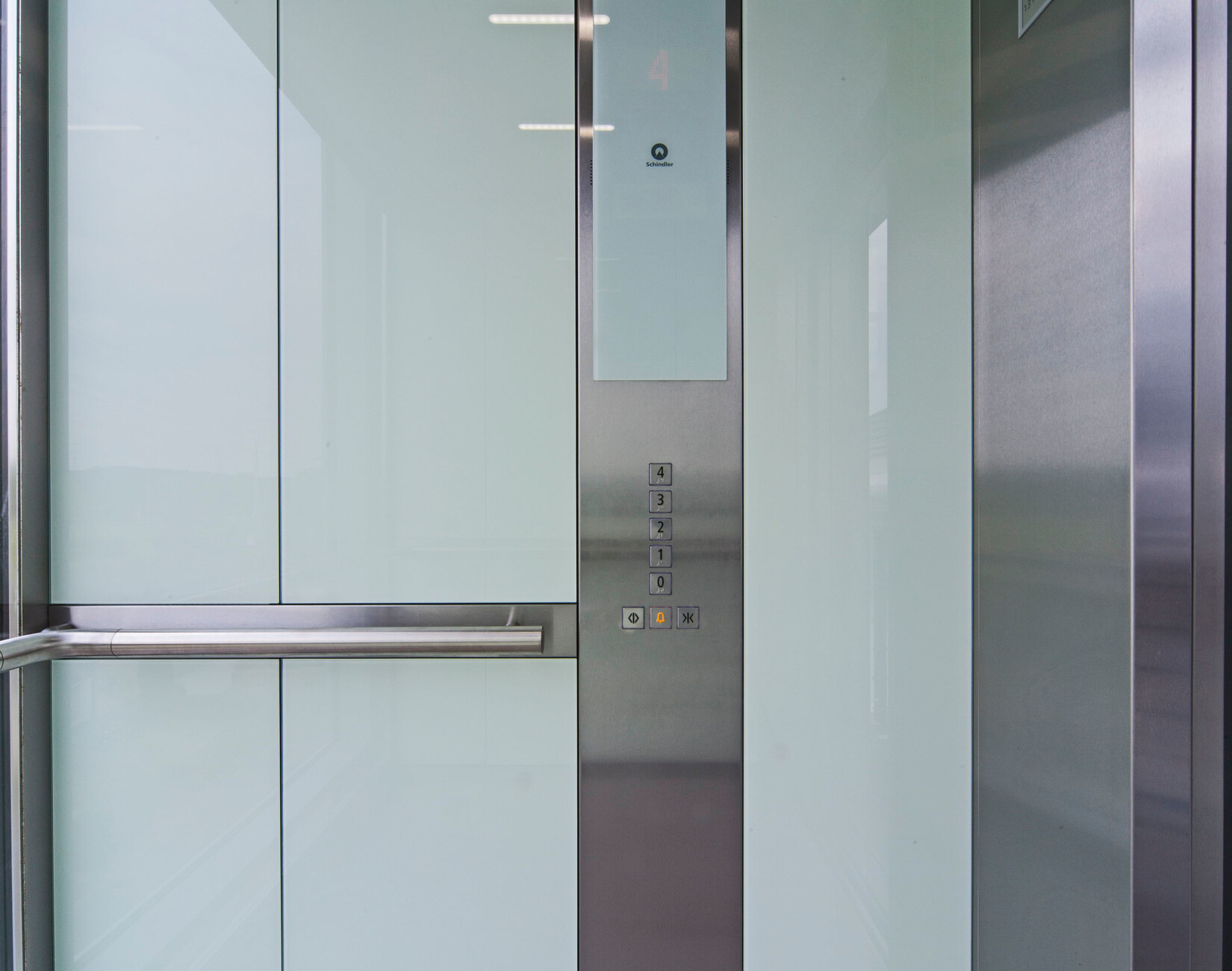 Der Schindler 5500 bietet zahlreiche Designoptionen. Für die Dortmunder Grotekampsiedlung wählte man weiß hinterlegtes Glas, das die Aufzugkabine hell und edel wirken lässt.