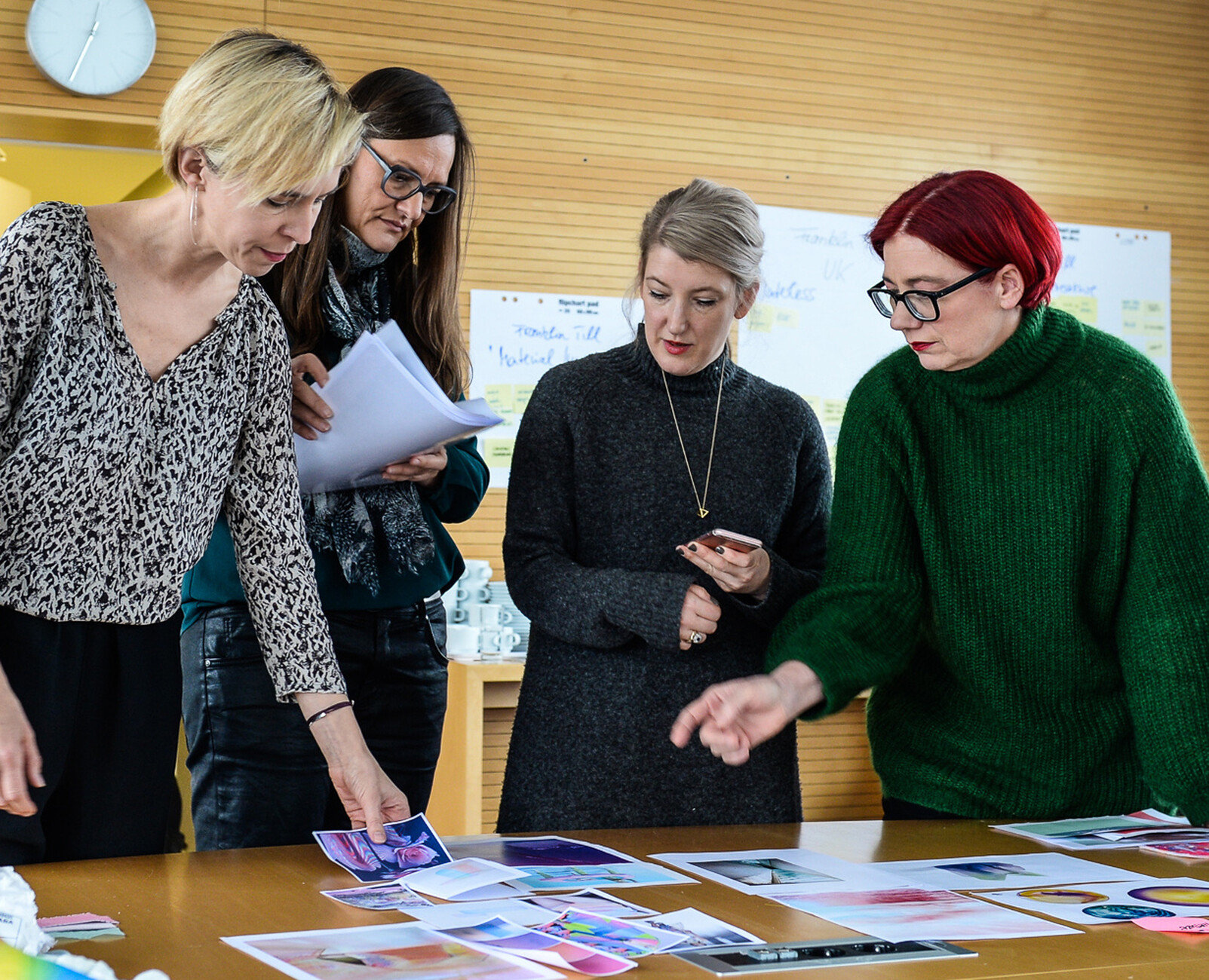 Aus zahlreichen Bildern, Farben, Materialen und Texturen entwickelten die internationalen Designbüros die Trendaussagen für die kommende Saison 2017/2018.