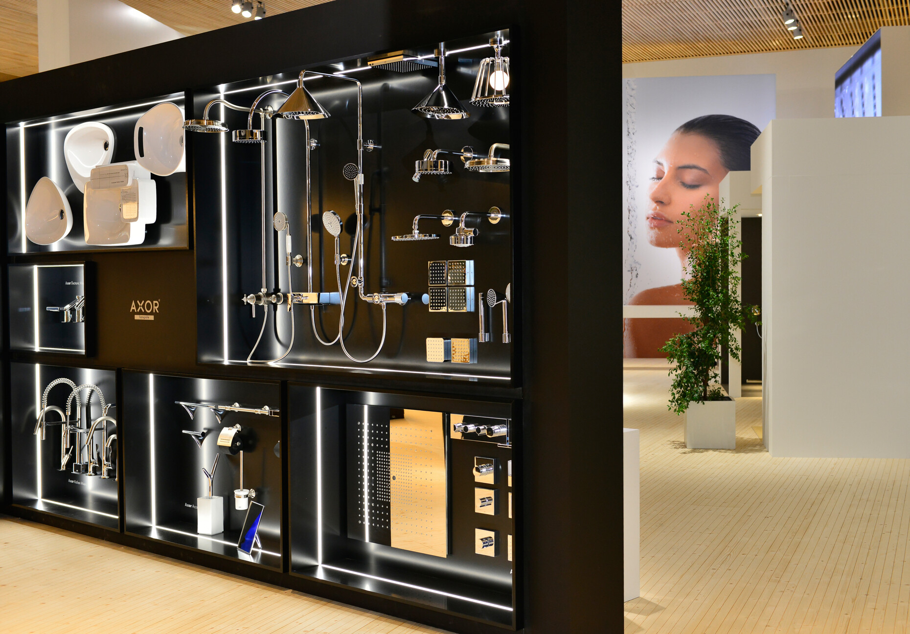 Auf der Leistungsschau für den Verbund von Wasser und Energie stellen in diesem Jahr mehr als 2.450 Aussteller aus dem In- und Ausland ihre Technologien und Lösungen vor.