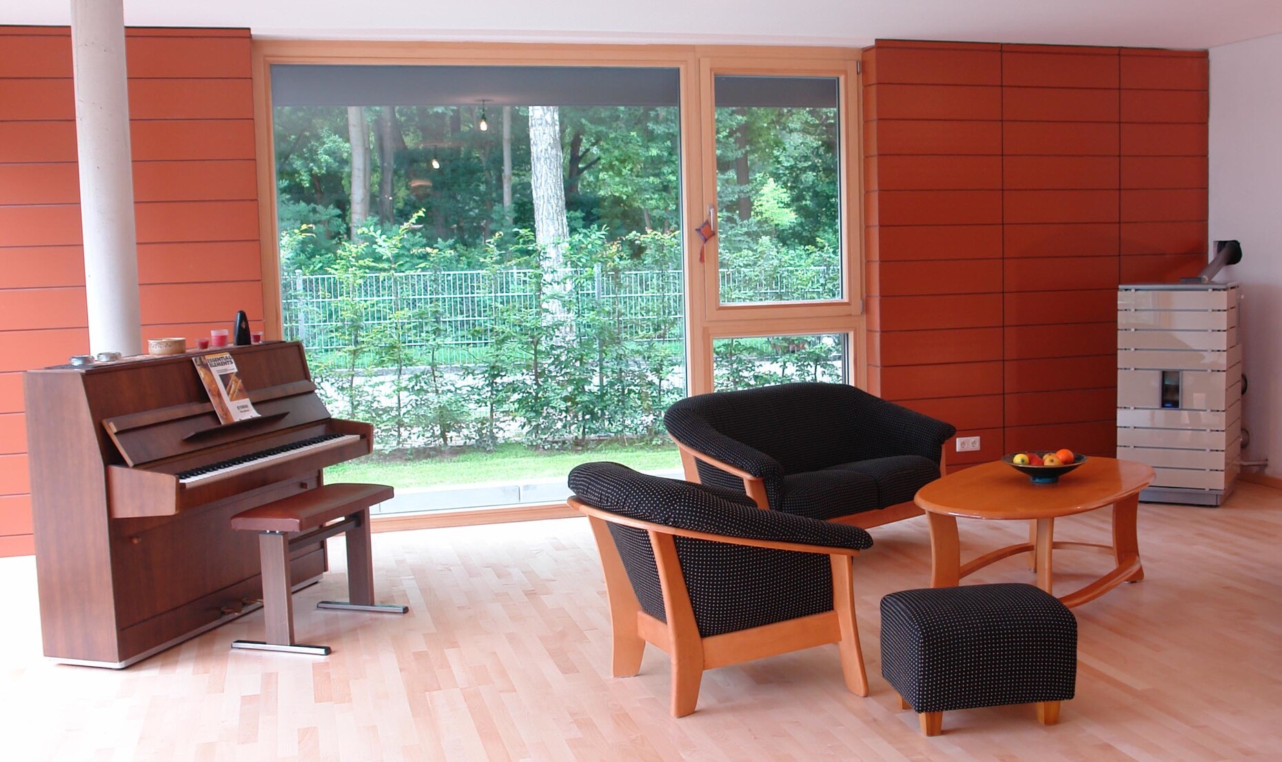 Thanks to its slender shape and the combination of glass and steel, the pellet stove also cuts a fine figure in a sitting room.