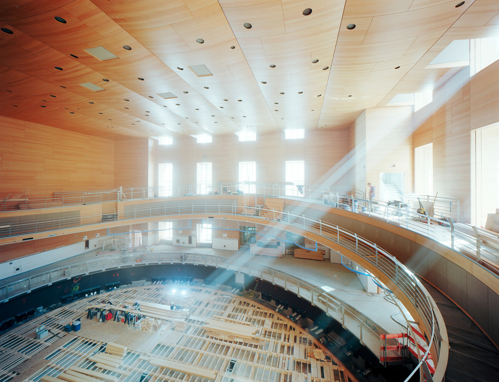 The Lindner Group used wood as the main material for the interior fit-out of the „Pierre Boulez“-hall.