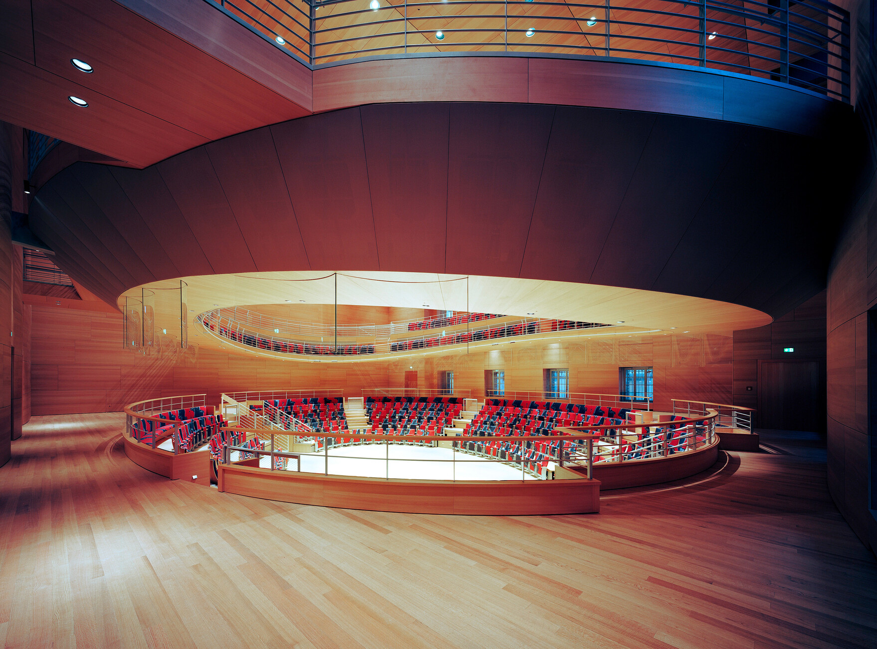 For the cladding for the ceiling and wall elements, which extend across over 1,600 square meters, the choice fell on a High quality composites with Douglas fir wood veneer.