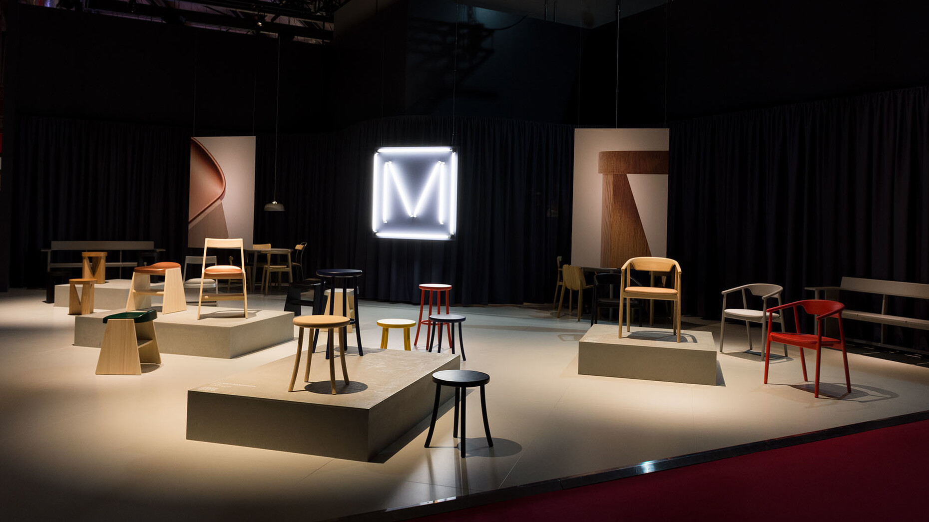 Mattiazzi präsentierte neue Sitzmöbel von Konstantin Grcic, Sam Hecht und Kim Colin, Jasper Morrison sowie Foster + Partners (v.l.n.r.).