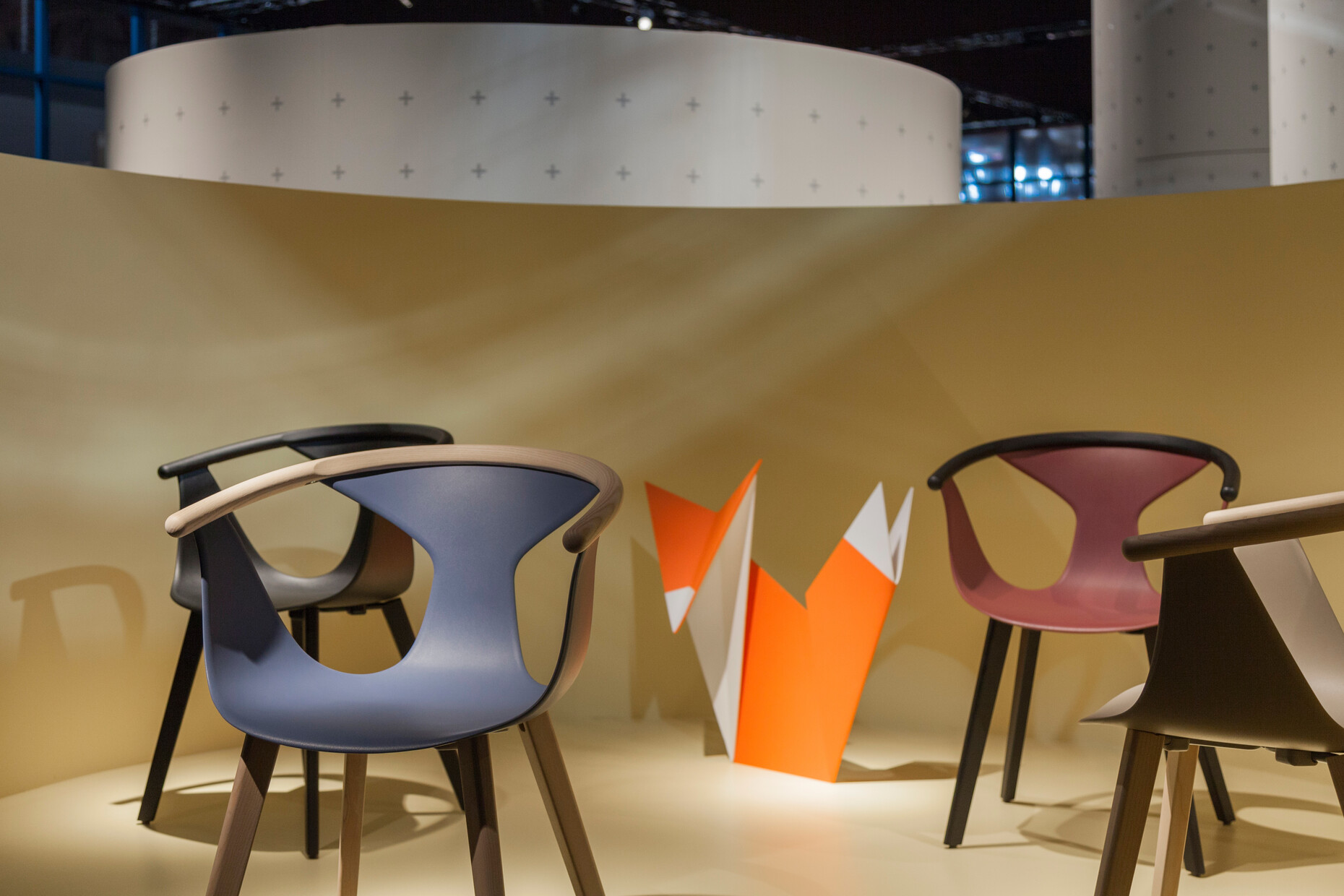 "Fox" von Pedrali ist stapelbar und überrascht mit eleganter Form und einem Materialmix aus Kunststoff und Eschenholz.