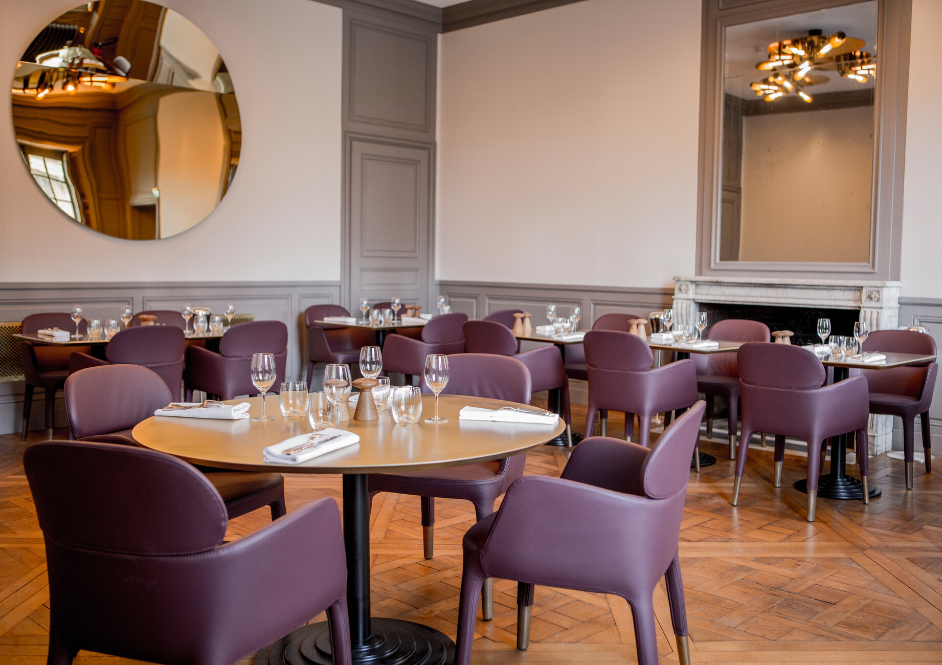 In dark purple and beige, the chairs harmonize with the gold used in the former royal residence and which recurs on the surfaces of the tables and the window shutters.